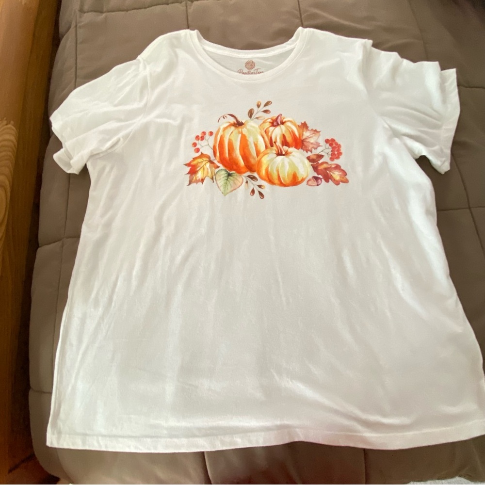 👗 White Ladies Shirt with Pumpkin Design. NWOT. Fall